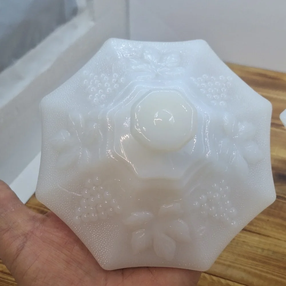 Vintage Anchor Hocking Milk Glass Candy Dish with Lid. Grape Pattern.‎